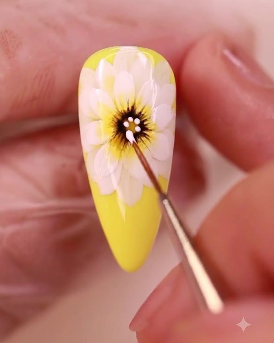 노란색 데이지 일러스트의 어두운 중심부에 디테일 브러시로 화이트 젤 도트를 찍어 올리는 모습.