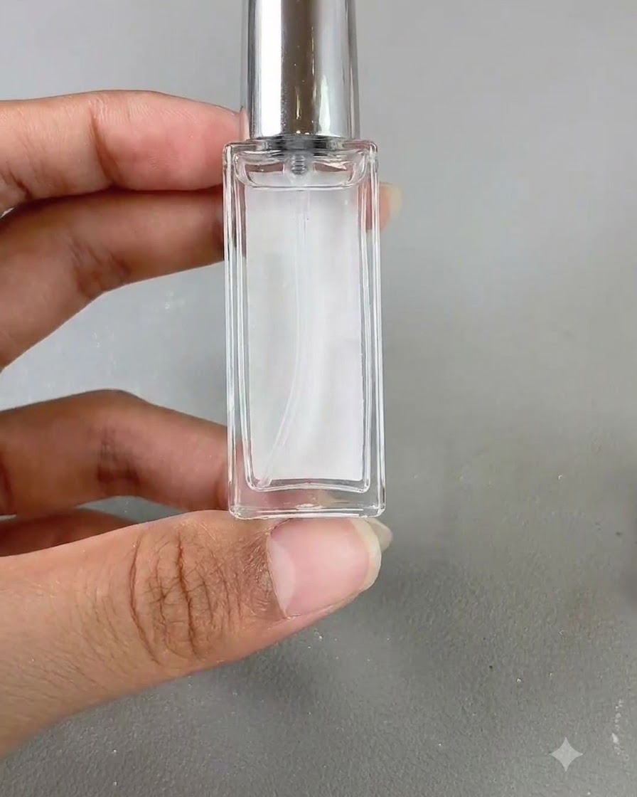 중립적인 배경에 작은 유리병 형태의 블루밍 리퀴드를 들고 있는 모습.