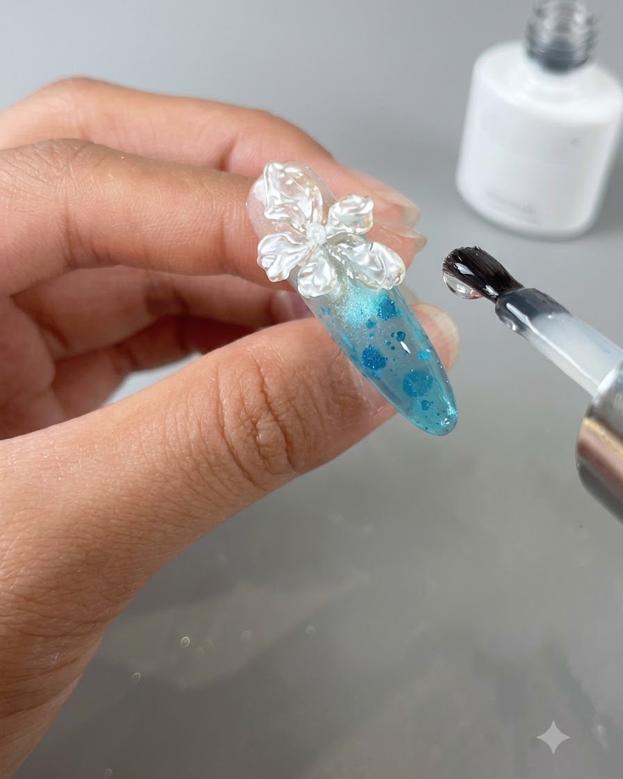 UV/LED 네일 램프 안에서 장식된 손톱이 경화되는 클로즈업 샷.