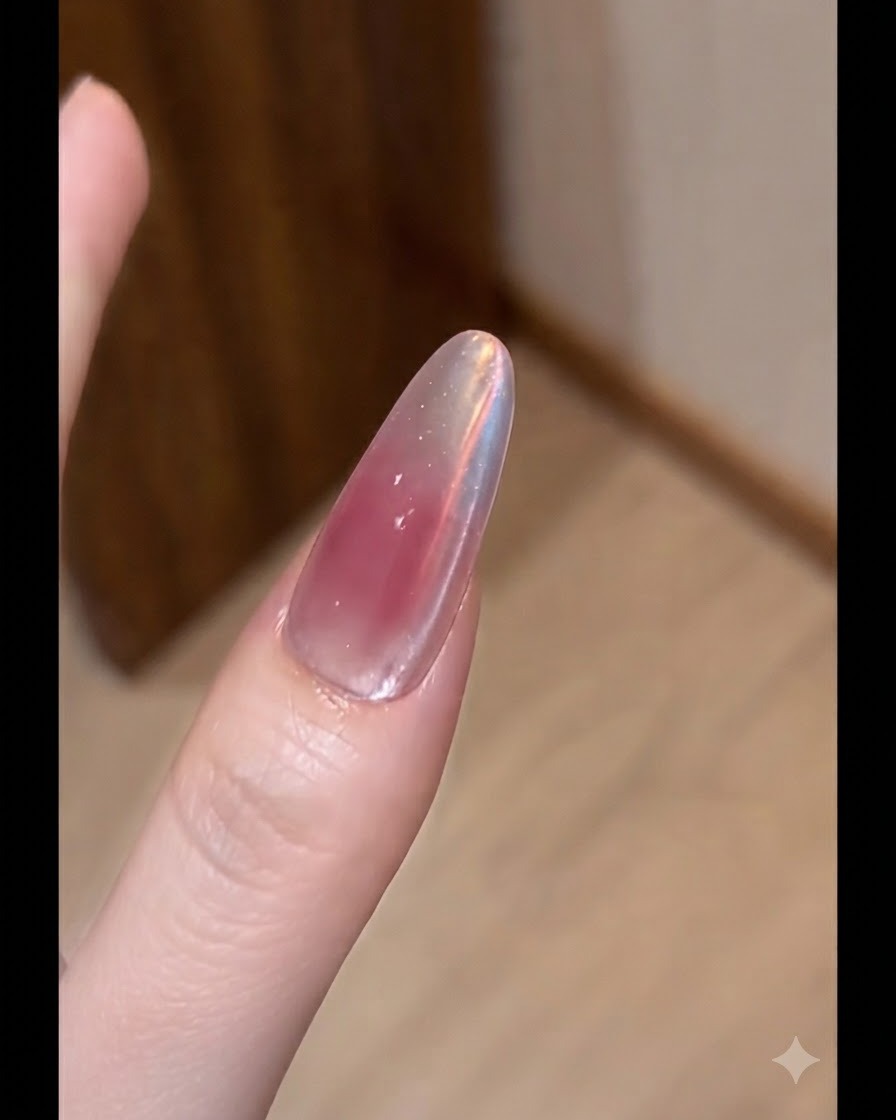 플랫 브러시가 연장된 네일 위에 얇은 누드 컬러 젤 베이스를 바르는 모습.