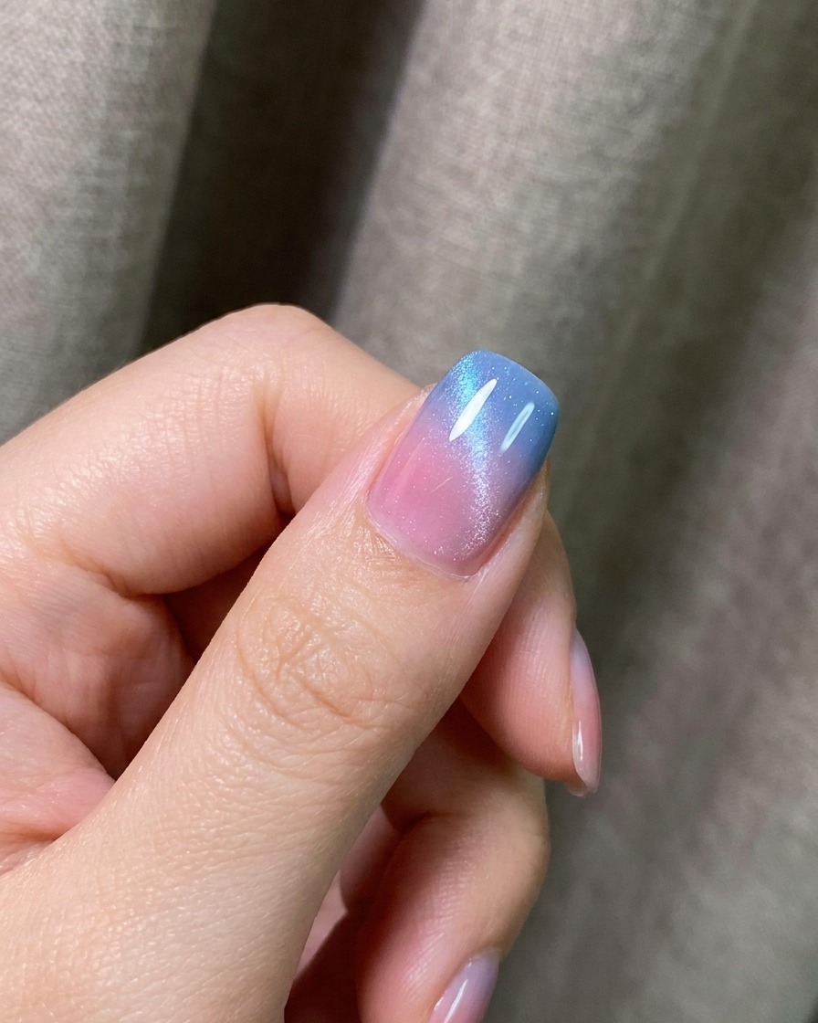 매트 탑 코트 도포 후 UV/LED 램프에서 경화 중인 네일 팁.