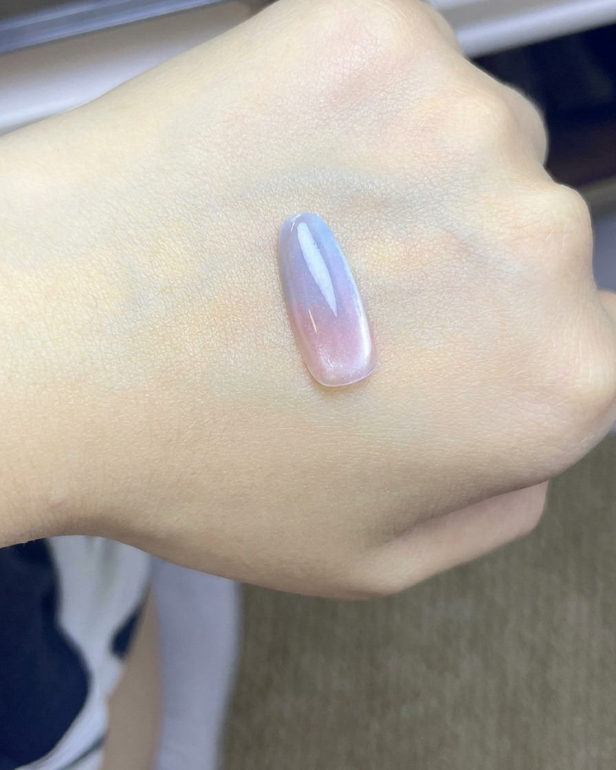 핑크 블러시 그라데이션이 적용된 채 UV/LED 램프에서 경화 중인 네일 팁.