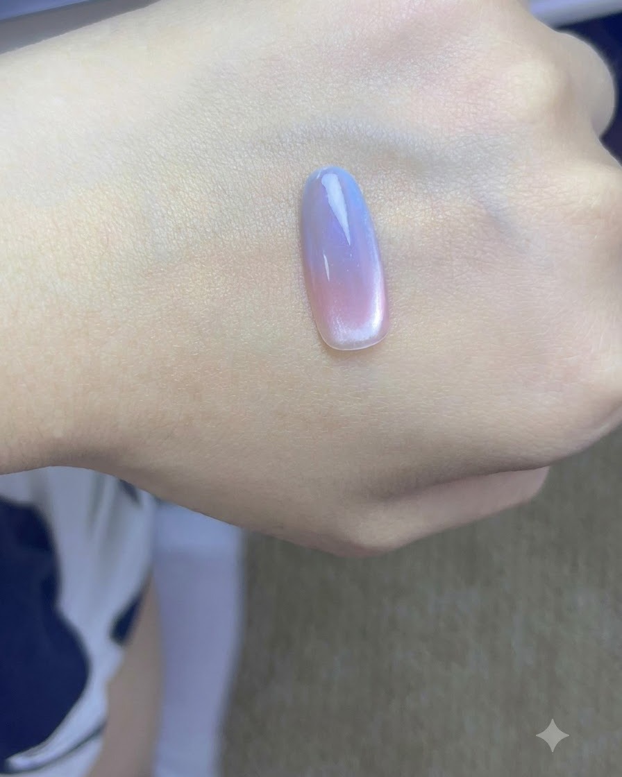 완성된 그라데이션 캣아이 네일이 전문 UV 네일 램프 아래에서 경화되는 손.