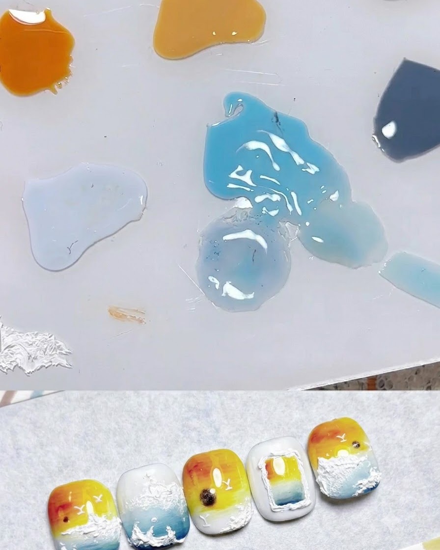 네일 아트 샘플 옆에 연한 옐로우, 오렌지, 블루 등 다양한 젤 컬러 방울이 놓여 있는 믹싱 팔레트.