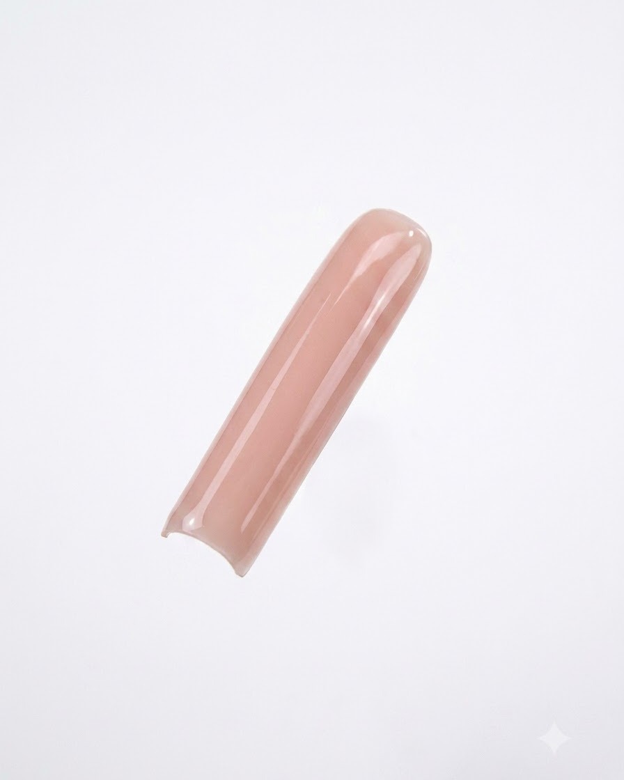 깨끗한 흰색 배경을 바탕으로 부드럽고 불투명한 누드 젤 폴리시가 칠해진 롱 스퀘어 네일 팁.