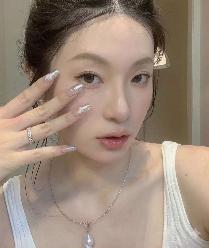 디테일한 엄지 및 검지 손톱 디자인을 보여주기 위해 부드럽게 위치를 조정하는 손.