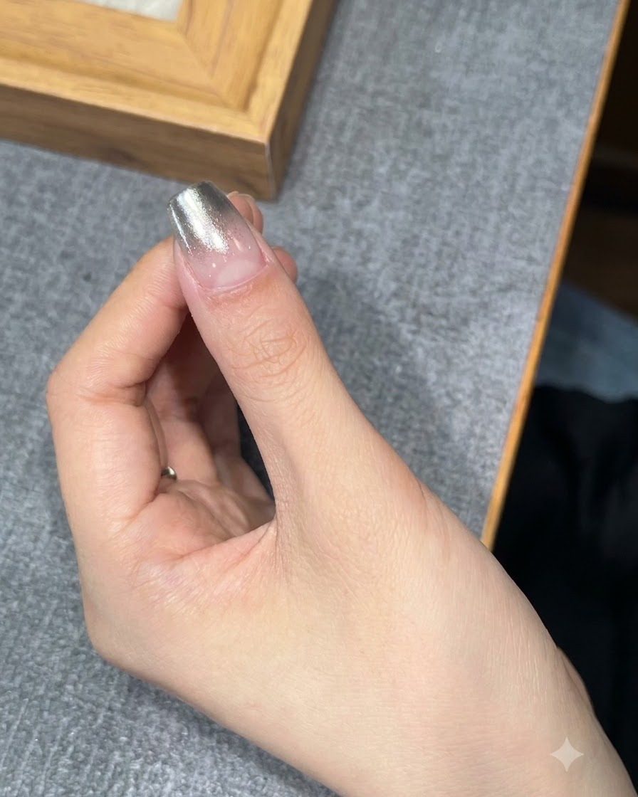 큐어링을 위해 손톱을 UV 또는 LED 램프 아래에 넣은 모습.