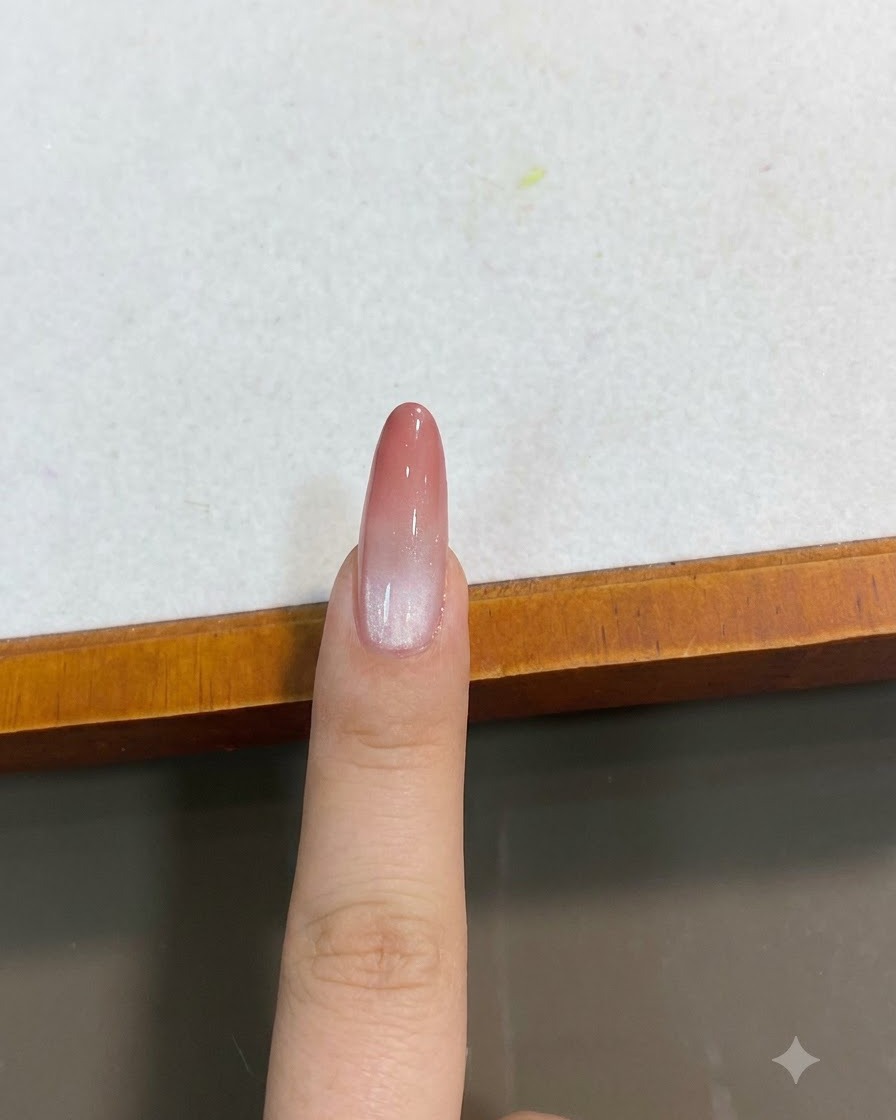 위쪽 클로즈업 각도에서 바라본 완성된 피치 핑크 그라데이션 자석젤 네일.