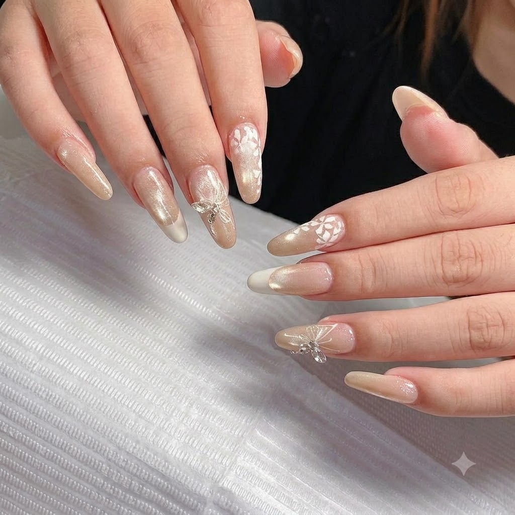 포인트 네일의 큐티클 근처에 단단히 고정된 반짝이는 3D 실버 나비 참 디테일 클로즈업.