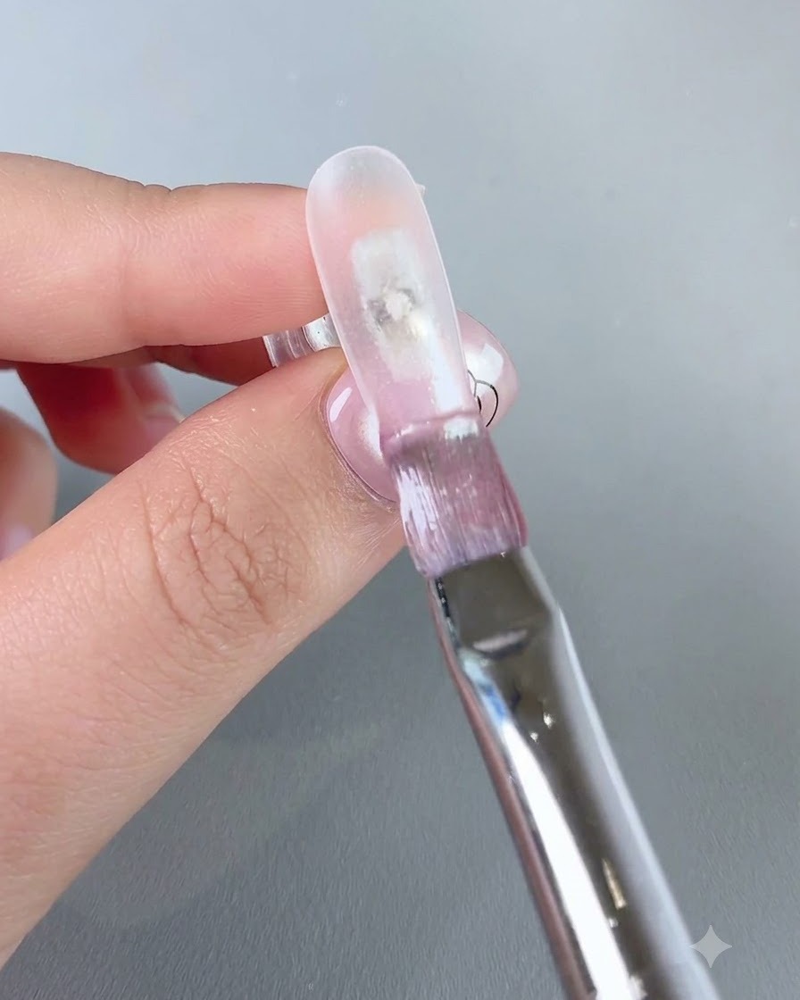 네일의 앞쪽 가장자리에 클리어 워터 젤 3번을 바르는 브러시.