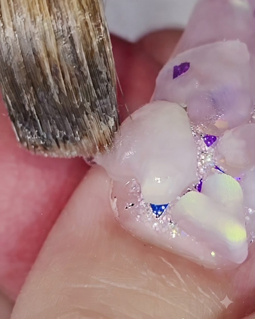 모노머가 묻은 네일 브러시로 3D 아크릴 하트의 바깥쪽 엣지를 디테일하고 날렵하게 다듬는 모습.