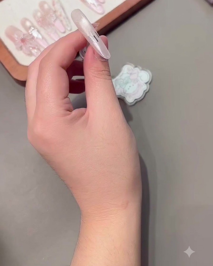 네일 표면에 깔끔하게 붙여진 프렌치 가이드 스티커.