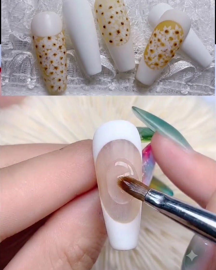 네일 팁에 연한 옐로우 반투명 젤 베이스를 바르는 브러시.