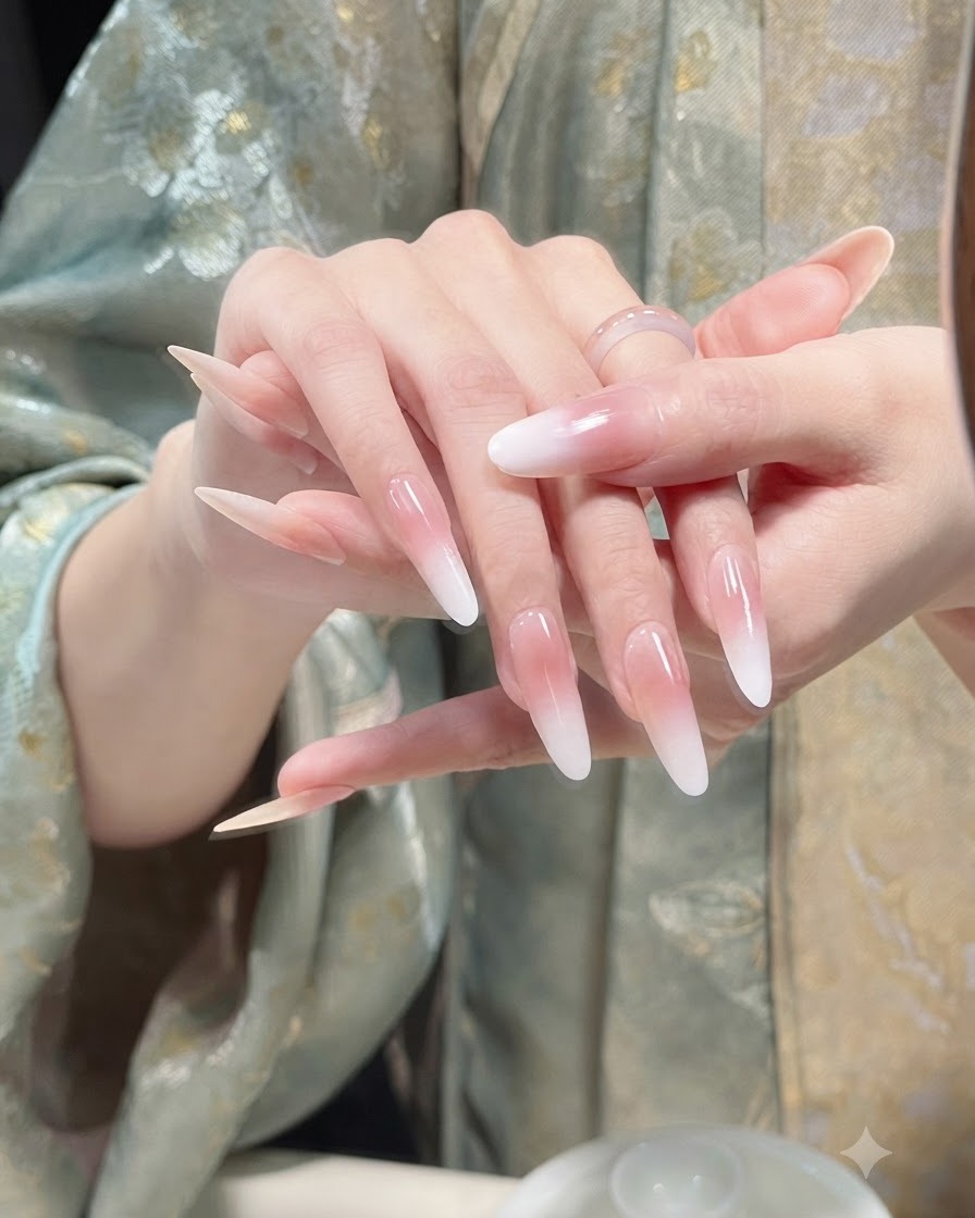 풍부한 발색을 위해 네일 익스텐션 위에 핑크 누드 젤을 한 번 더 바르는 모습.