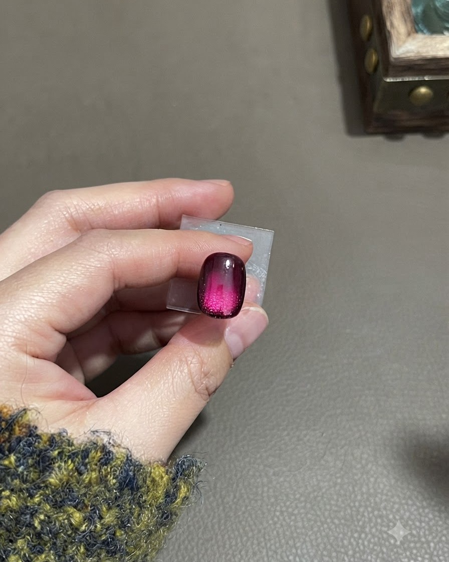 집중된 중앙 하단 하이라이트와 함께 프로스티드 벨벳 텍스처를 보여주는 완성된 그라데이션 매트 자석젤 네일.
