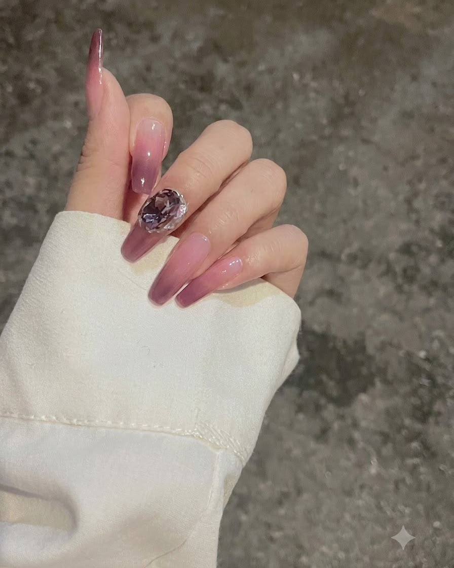 투명한 연장 네일 팁의 아래쪽 4분의 3 지점까지 옥색 퍼플 젤을 바르는 브러시.