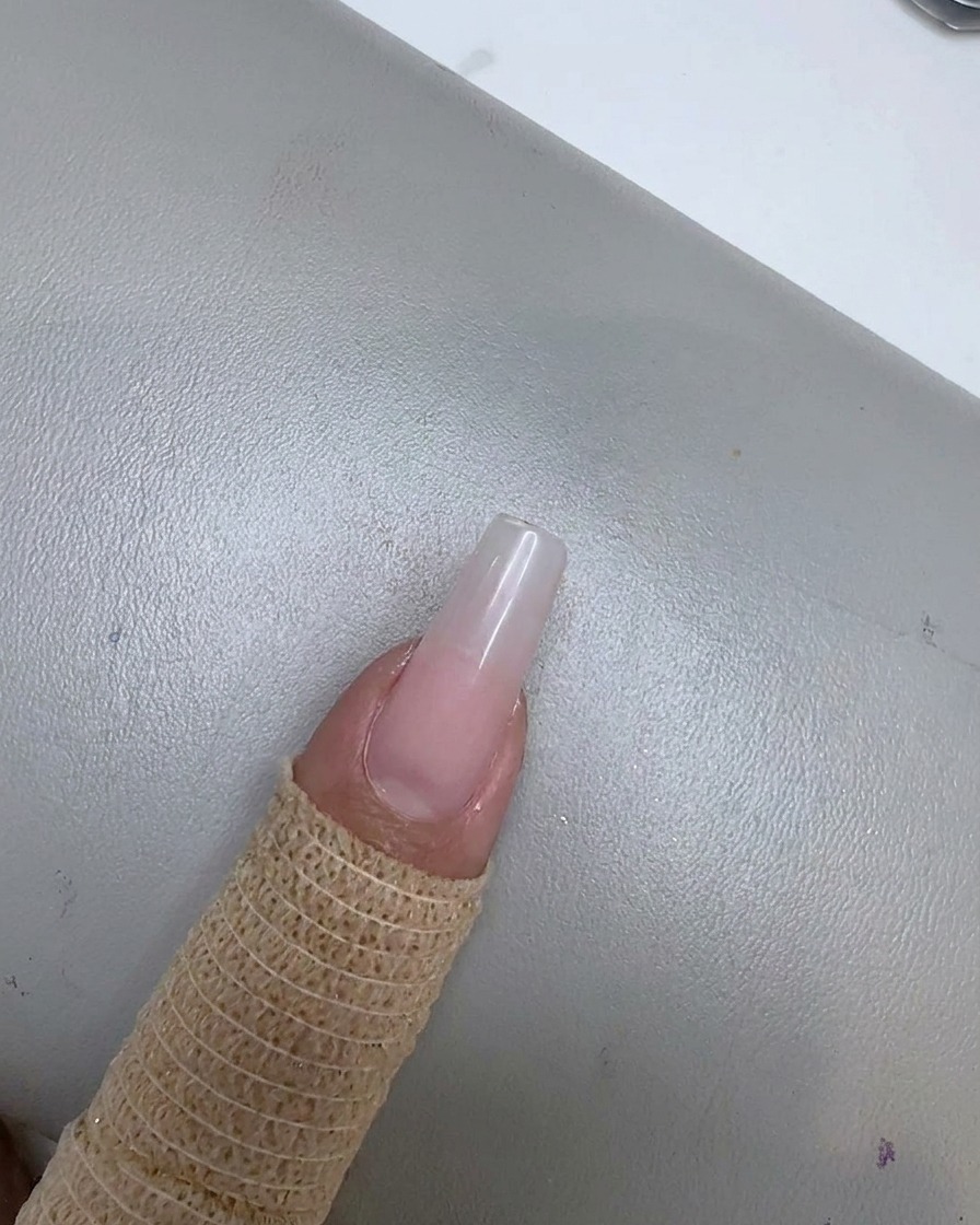 큐티클 부위로 갈수록 옅어지는 부드러운 팥죽색 핑크 그라데이션 효과가 들어간 손톱.