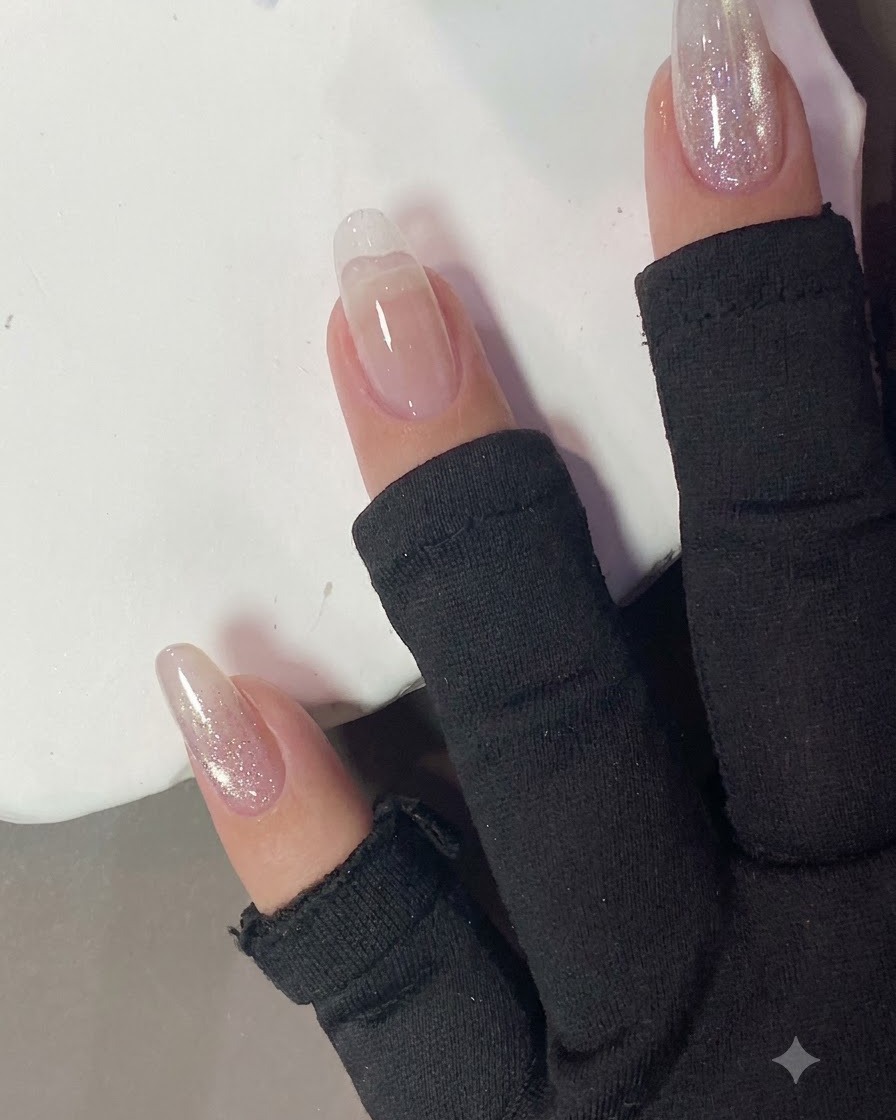 클렌저를 적신 화장솜으로 큐어링된 손톱 표면을 닦아내는 모습.