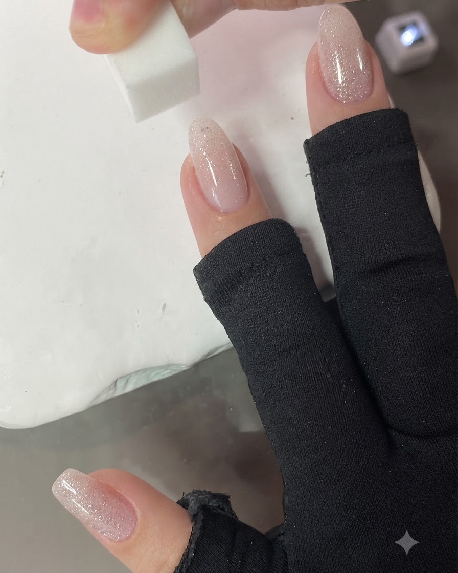 작은 스펀지를 수직으로 두드려 누드 핑크 그라데이션을 블렌딩하는 모습.