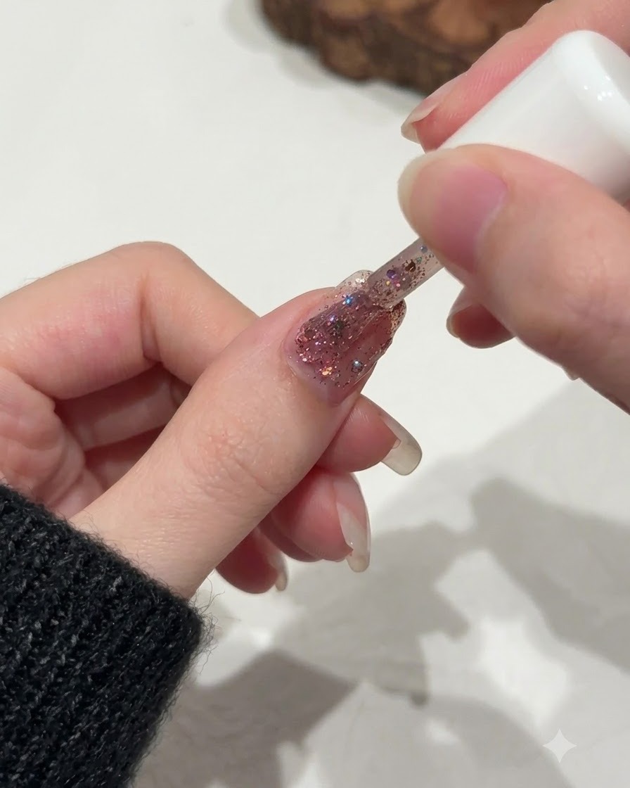 손톱의 큐티클 라인 근처 글리터 분포를 섬세하게 정돈하는 브러시.