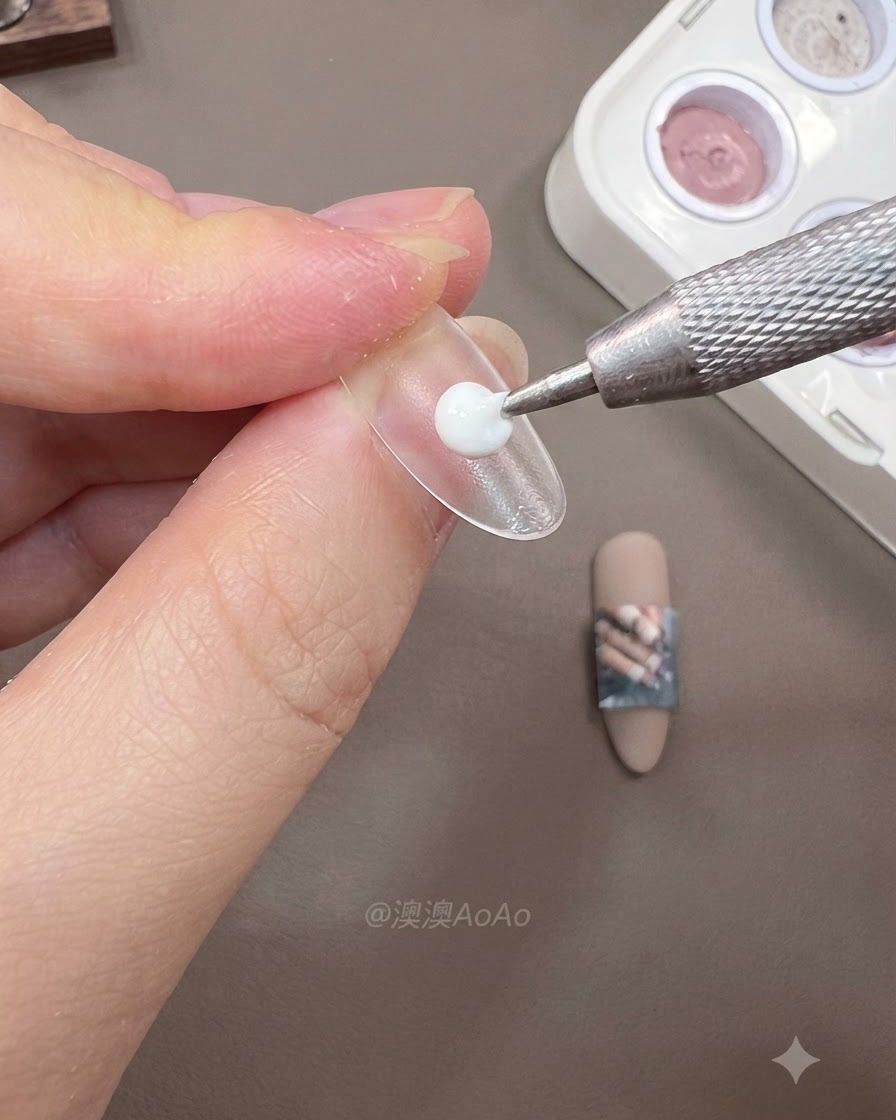 깨끗한 작업대 위에 가이드 스트립이 부착된 임시 스탠드에 단단히 고정된 3개의 투명한 가짜 네일 팁.