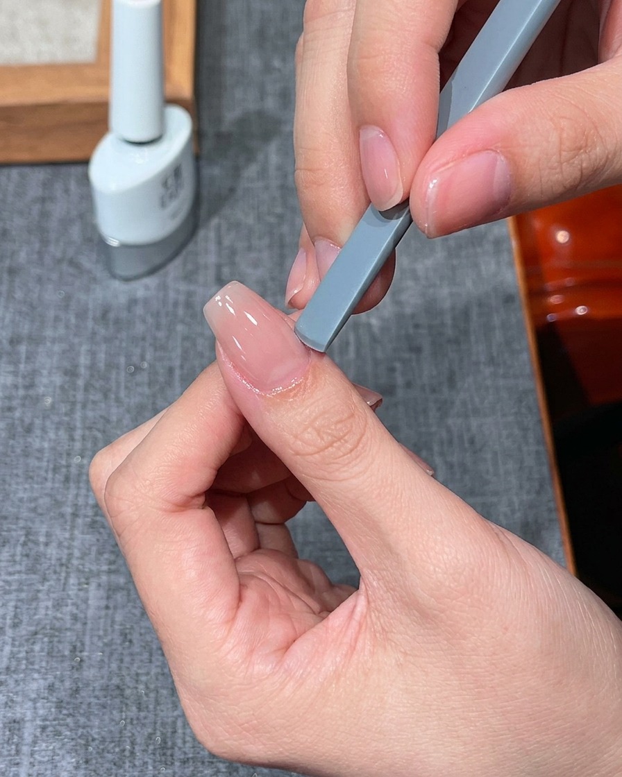 소형 UV/LED 미니 램프 아래에 넣어 큐어링 중인 손가락.