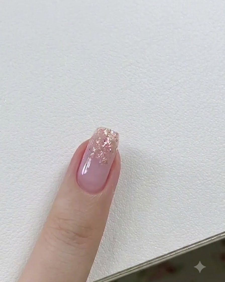 글리터를 올린 손톱 위에 클리어 빌더 젤을 얇게 펴 바르는 젤 브러시.