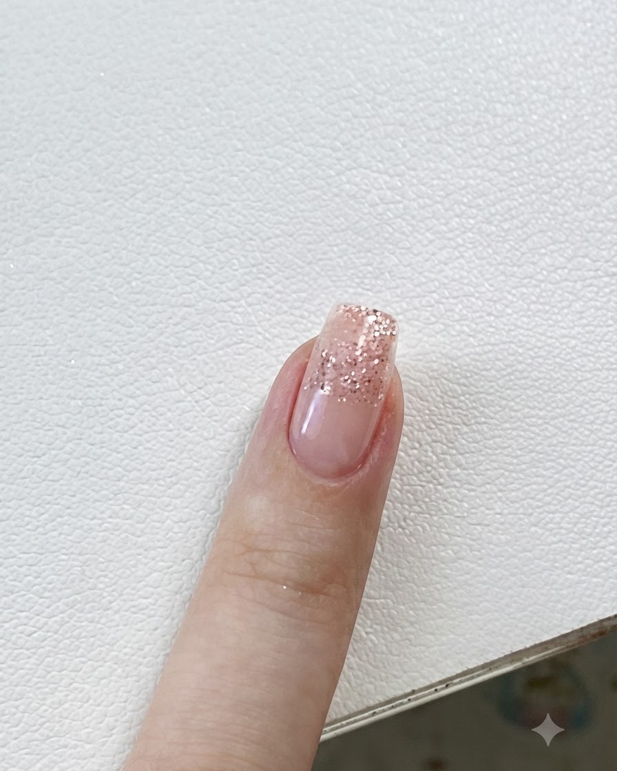 트위저로 작은 별 스티커를 글리터 그라데이션 네일 위에 올리는 모습.