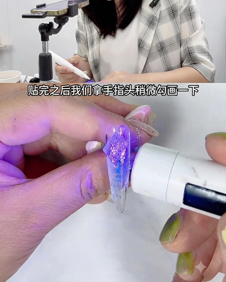핀셋으로 고정된 데코레이션 클리어 연습용 네일 위로 미니 휴대용 화이트 UV 램프가 보라색 빛을 비추고 있는 모습.