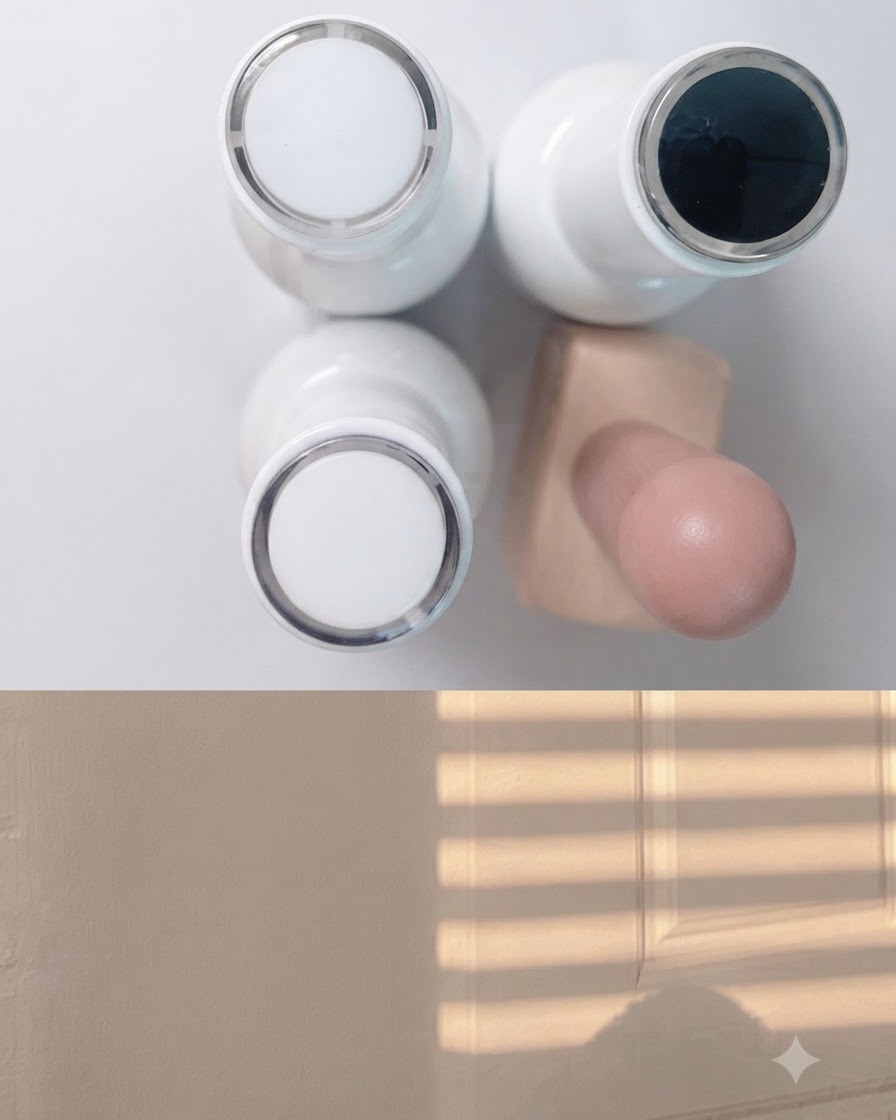 깨끗한 컬러 믹싱 팔레트 옆에 화이트, 블루, 블랙 젤 폴리시 보틀이 나란히 놓여 있는 작업대 모습.