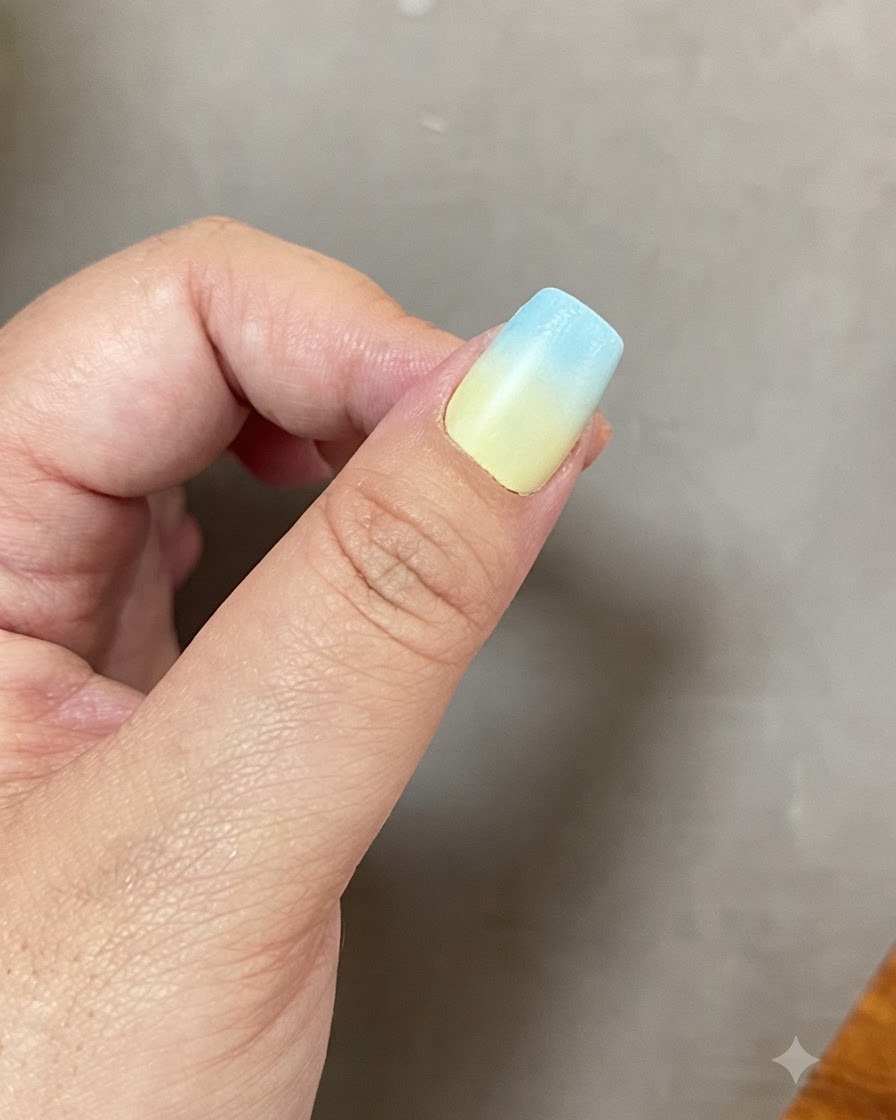블루와 옐로우 그라데이션이 들어간 손톱을 UV LED 네일 램프 안에서 큐어링하는 모습.