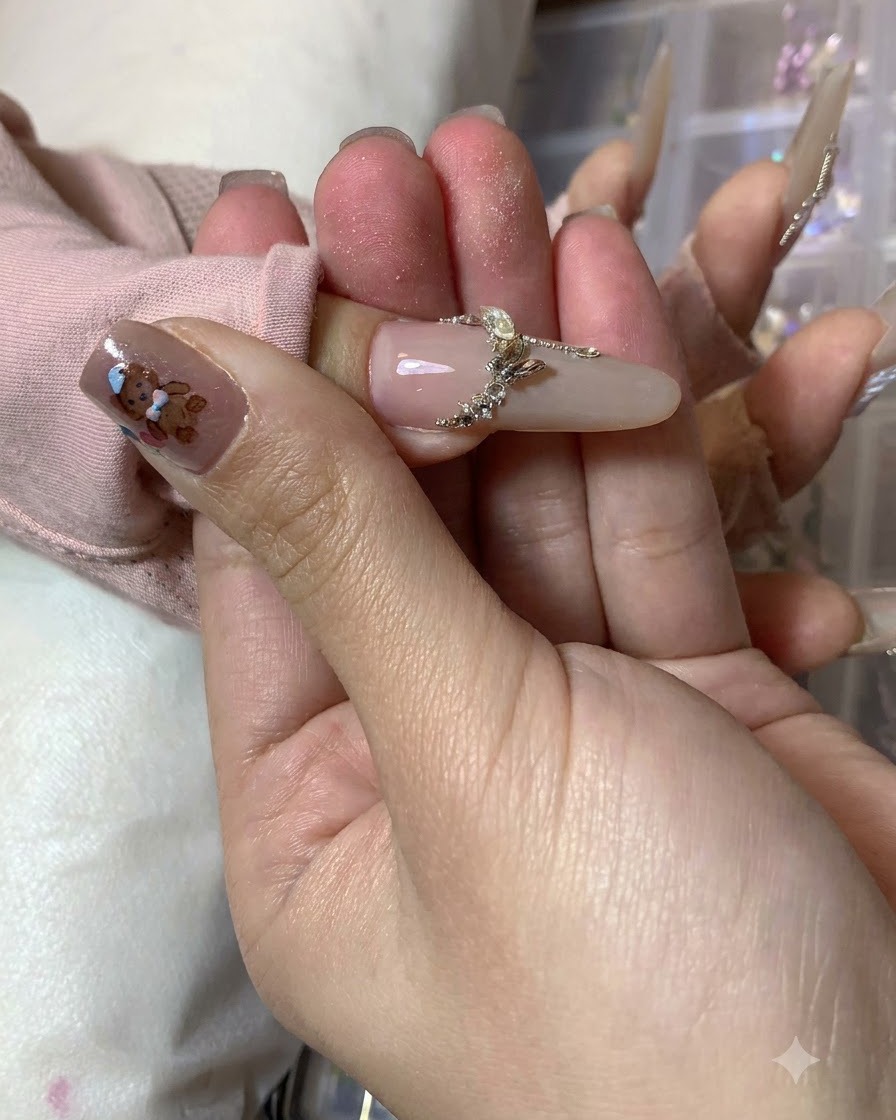 네일 아티스트가 완성된 나비 네일 아트의 바깥쪽 가장자리를 따라 마지막 화이트 액센트 스트로크를 더하는 모습.