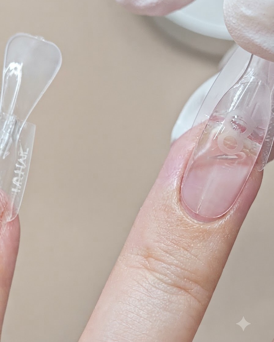 완료된 다른 손가락 옆에서 중지 손톱에 듀얼폼 몰드가 부착되는 모습.