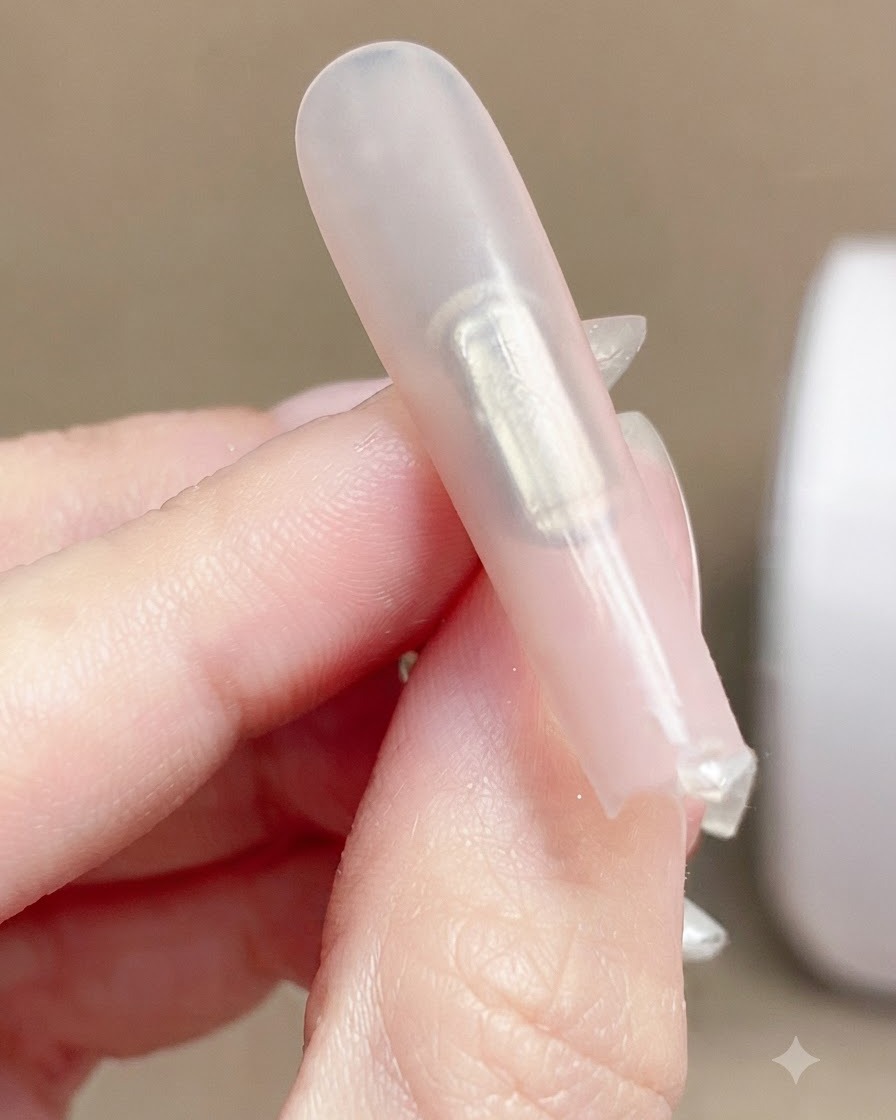 잔여물을 닦아낸 후 깨끗하고 균일한 매트 텍스처를 보여주는 네일 표면 클로즈업.