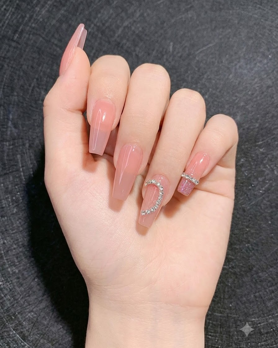 하트 스톤 디자인과 함께 주변 손톱에 반짝이는 디스코 그라데이션이 완성된 손을 보여주는 모습.