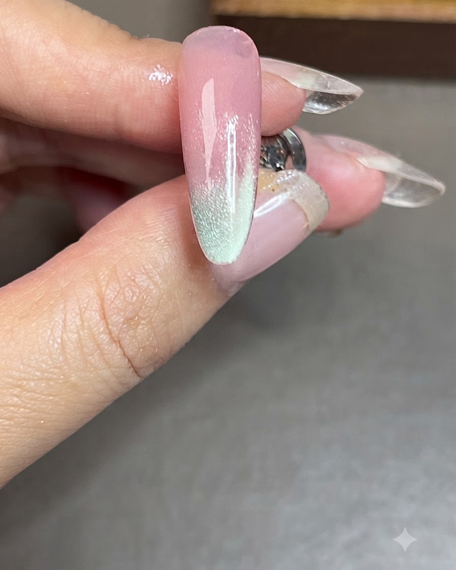 램프에 경화된 후 블루 자석젤 사이드 스트라이프가 완성된 네일.