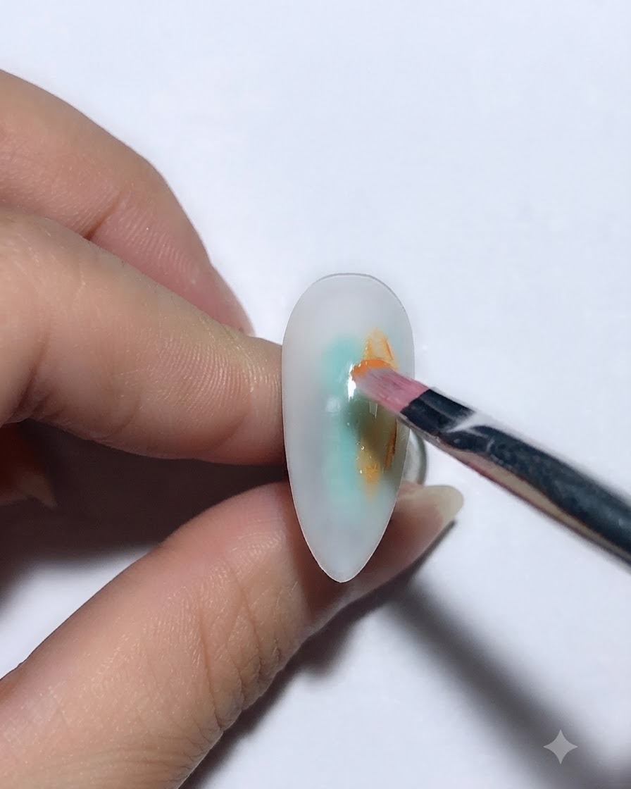 페인팅된 네일이 UV LED 네일 램프 아래에 놓여 큐어링되는 손가락 클로즈업.