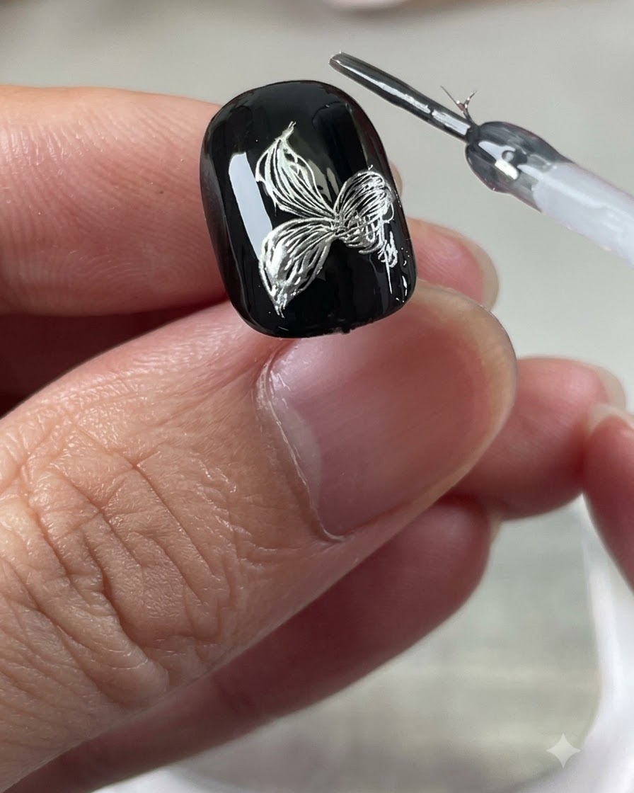 블랙 배경에 그려진 6개의 꽃잎이 있는 실버 메탈릭 백합 꽃의 상세한 뷰.